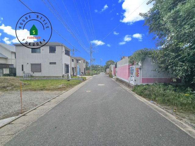 東区奈多2丁目第5-5棟（4号棟）の前面道路含む現地写真|前面道路は閑静な住宅地をはしる車通りの少ない道路。お車の出し入れが苦手なママや小さなお子様にも安心ですね。しっかり舗装もされているので、ベビーカーや自転車で通っても快適に通行できます。