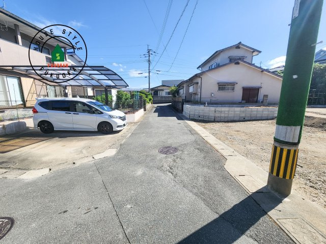 春日市天神山4丁目第1-1棟（1号棟）の前面道路含む現地写真|前面道路は閑静な住宅地をはしる車通りの少ない道路。お車の出し入れが苦手なママや小さなお子様にも安心ですね。しっかり舗装もされているので、ベビーカーや自転車で通っても快適に通行できます。