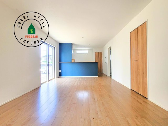 春日市天神山4丁目第1-1棟（1号棟）の内観：施工例|ご家族を近くに感じられる対面キッチンのLDK。会話もはずみそうですね。