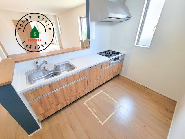 春日市天神山4丁目第1-1棟（1号棟）の内観：施工例|ダイニングテーブルへの配膳がラクラク、お料理はかどるカウンター付きシステムキッチン！