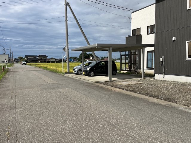 鶴岡市伊勢横内【中古住宅】の前面道路含む現地写真|前面道路