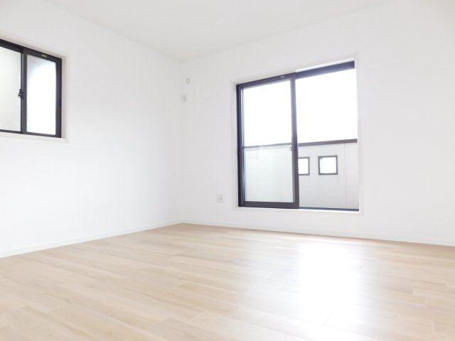 海部郡大治町大字西條字笠見立の中古一戸建の洋室|◇２階洋室◇　　明るい南面の洋室約８．５帖　バルコニー２箇所利用可♪　大容量収納完備！　（２０２５年７月リフォーム済）