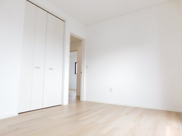 海部郡大治町大字西條字笠見立の中古一戸建の洋室|◇２階洋室◇　　明るい南面の洋室約６．０帖　バルコニー利用可♪　全居室収納完備！　（２０２５年７月リフォーム済）