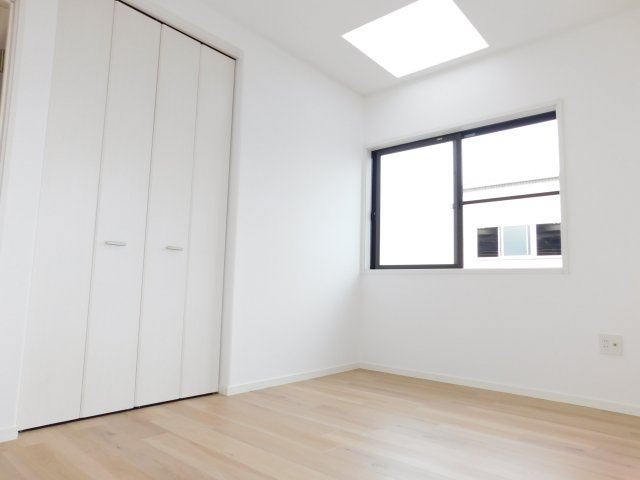 海部郡大治町大字西條字笠見立の中古一戸建の洋室|◇２階洋室◇　　二面採光で明るい洋室約６．０帖　天井からの採光も嬉しい♪　全居室収納完備！　（２０２５年７月リフォーム済）