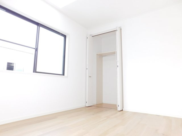 海部郡大治町大字西條字笠見立の中古一戸建の洋室|◇２階洋室◇　　二面採光で嬉しい洋室約６．０帖　全居室収納完備！　（２０２５年７月リフォーム済）