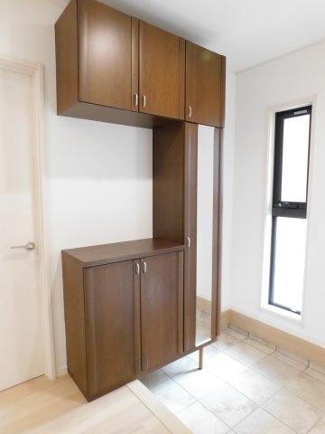 海部郡大治町大字西條字笠見立の中古一戸建の玄関|◇玄関◇　　家族の靴などをしっかりと収納できます♪　お出かけ前に便利なミラー付♪