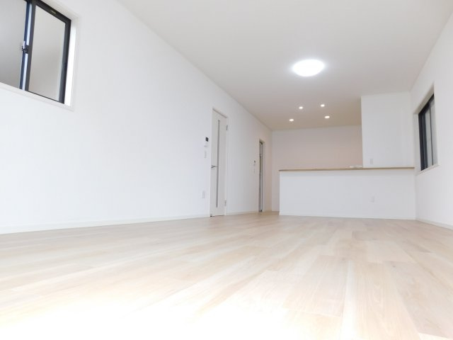 海部郡大治町大字西條字笠見立の中古一戸建の居間・リビング|◇リビング◇　　南面で明るいリビング　リビングの様子が見渡せる対面キッチン♪　生活導線も便利♪　（２０２５年７月リフォーム済）