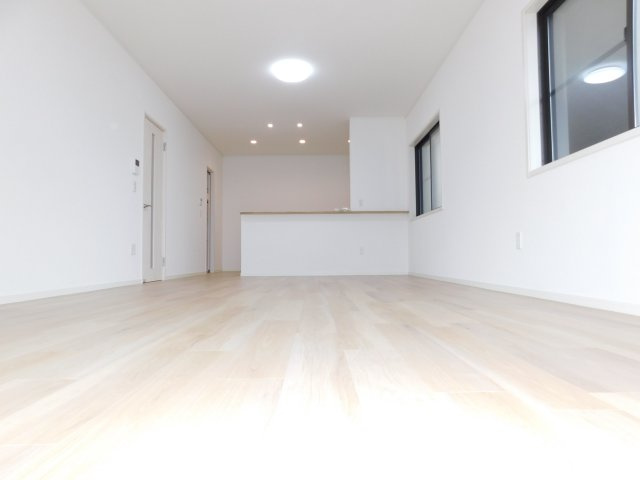 海部郡大治町大字西條字笠見立の中古一戸建の居間・リビング|◇リビング◇　　南面で明るいリビング約１５．０帖　リビングの様子が見渡せる対面キッチン♪　　（２０２５年７月リフォーム済）