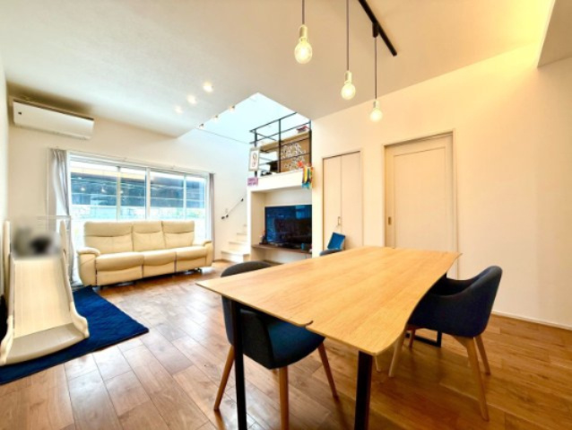 日進市浅田町上納戸建の居間・リビング|LDK約24帖