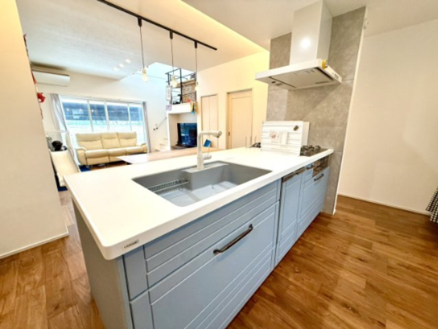 日進市浅田町上納戸建のキッチン|開放感のあるペニンシュラキッチン