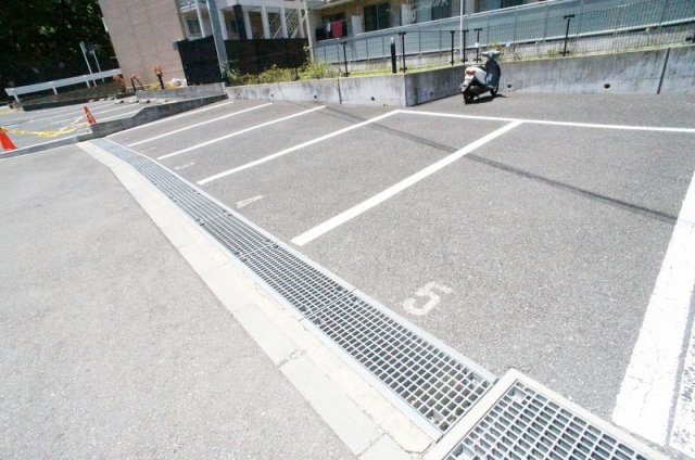 リブリ・クレストの駐車場