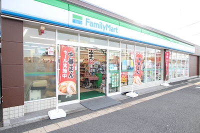 ファミリーマート六会日大駅前店まで400ｍ