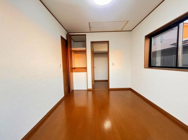 座間市栗原中央5丁目　中古戸建の洋室|落ち着いた色調の洋室です