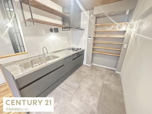 【キッチン】 | ドルミ新淀川１４番館 | ワイドスパンのキッチンは、家事動線もしっかり確保されています！
収納部分も多く、家事がしやすい造りになっています！