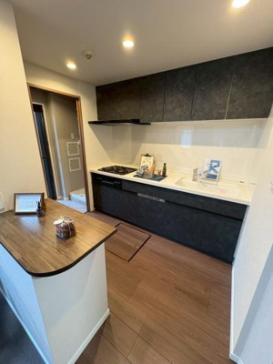 【キッチン】 | レクセルガーデン蒲生 | 【3口のシステムキッチン♪横はランドリールームになっていて家事の動線が楽々♪】