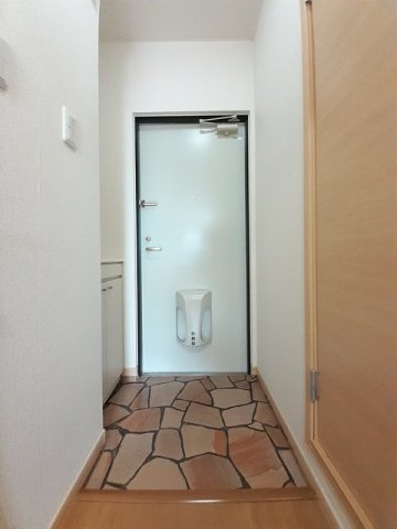 アンソレイユＢの玄関|収納もある玄関です