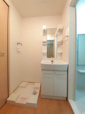 アンソレイユＢの洗面所|ゆったりとスペースのある洗面所