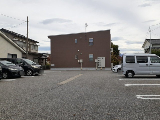 リン・デ・クリートの駐車場|駐車場があるので、車を買う予定の方も安心です