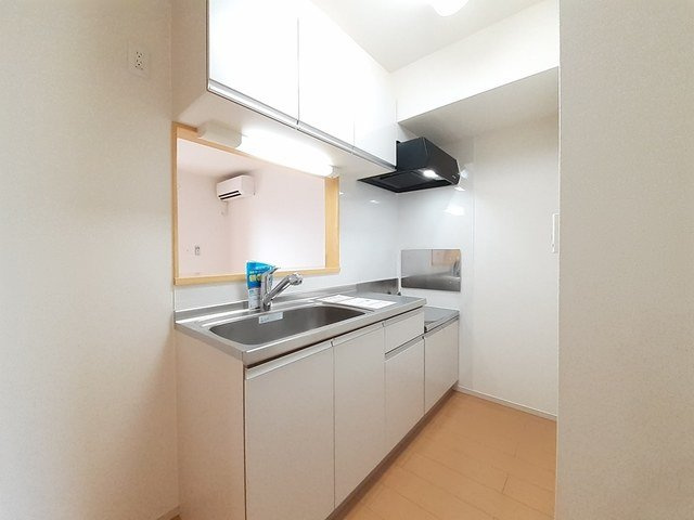 リン・デ・クリートのキッチン|コンパクトなキッチンで掃除もラクラク