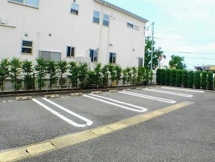 シャン・イリーデＢの駐車場