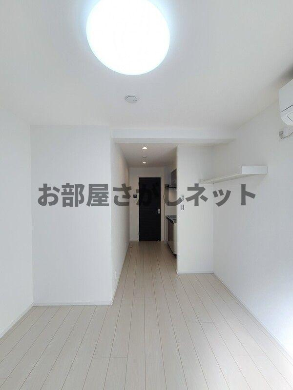 Ｃｒｏｓｓ　Ｇｒａｙ町屋【ペットと暮らせる築浅デザイナーズ／即入居可】の居間・リビング