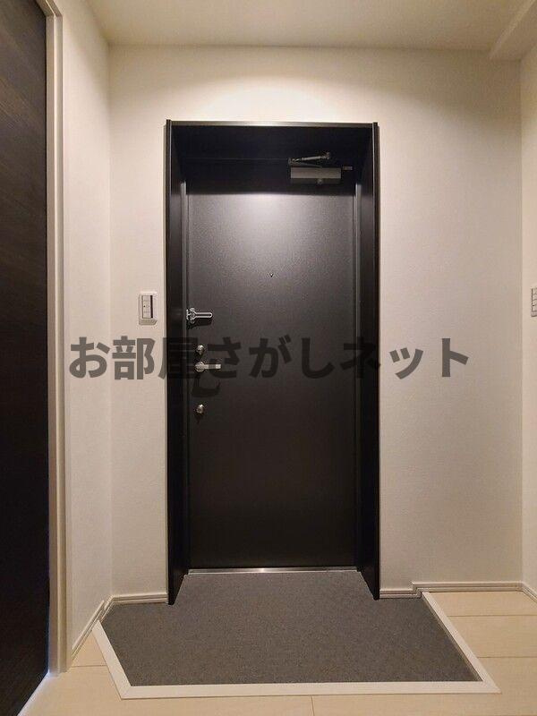 Ｃｒｏｓｓ　Ｇｒａｙ町屋【ペットと暮らせる築浅デザイナーズ／即入居可】の玄関