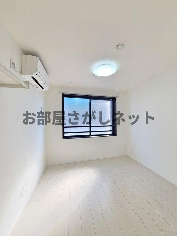 Ｃｒｏｓｓ　Ｇｒａｙ町屋【ペットと暮らせる築浅デザイナーズ／即入居可】の居間・リビング