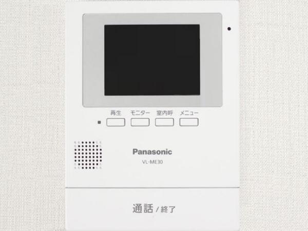 仲介手数料不要　カチタス合志市御代志　戸建て【西合志中央小・西合志中】の防犯設備|【ドアホン】新しく設置済するドアホンはカラーモニター付き。リビングに設置のモニターで玄関にいらしたお客様を確認してから応対できます。留守中の来客も記録できるので防犯面でも安心ですね。
