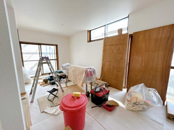 仲介手数料不要　カチタス合志市御代志　戸建て【西合志中央小・西合志中】の洋室|【リフォーム中】洋室12帖は床フローリングの張り替え・壁・天井クロスを張り替えます。大きな窓があるので、明るく過ごしやすい空間になっています。