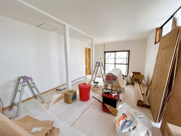 仲介手数料不要　カチタス合志市御代志　戸建て【西合志中央小・西合志中】の洋室|【リフォーム中】洋室12帖の別角度の写真です。汚れが拭き取りやすく傷もつきにくい素材なので、お掃除もラクラクです。