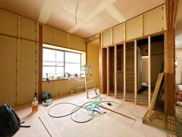 仲介手数料不要　カチタス合志市御代志　戸建て【西合志中央小・西合志中】の居間・リビング|【リフォーム中】現在の広縁はリフォーム後に各居室と一体化の予定です