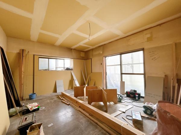 仲介手数料不要　カチタス合志市御代志　戸建て【西合志中央小・西合志中】の居間・リビング|【リフォーム中】洋室とリビングを延長します。窓からの陽光が心地よいので、家族団欒にぴったりの空間です。