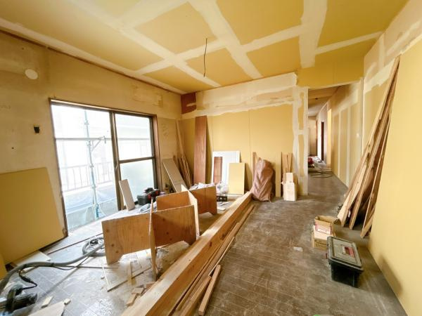 仲介手数料不要　カチタス合志市御代志　戸建て【西合志中央小・西合志中】の洋室|【リフォーム中】廊下も床のフローリング、壁・天助のクロスの張り替えを行います