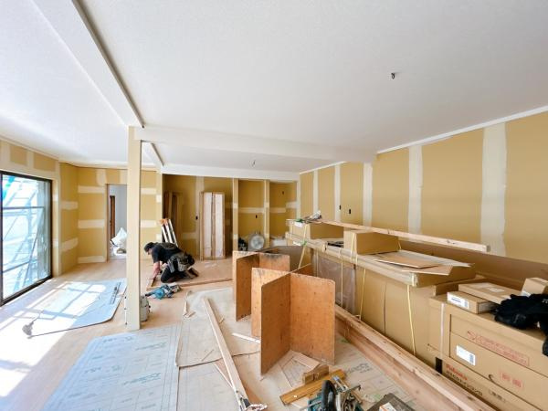 仲介手数料不要　カチタス合志市御代志　戸建て【西合志中央小・西合志中】のその他|【リフォーム中】約12帖の洋室に間取り変更予定です大きな窓があるので、明るく過ごしやすい空間になっています。