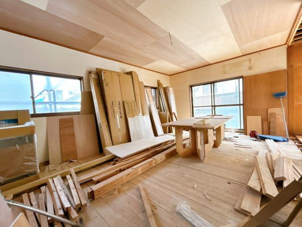 仲介手数料不要　カチタス合志市御代志　戸建て【西合志中央小・西合志中】のその他|【リフォーム中】約12帖の洋室に間取り変更予定です　天井・壁のクロスを貼り替えしたので、部屋全体が明るくなりました。