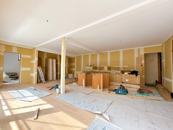 仲介手数料不要　カチタス合志市御代志　戸建て【西合志中央小・西合志中】の居間・リビング|和室二間をリビングに変更予定です。床のフローリングを張り、壁・天井クロスを張り替えます。大きな窓があるので、明るく過ごしやすい空間になっています。