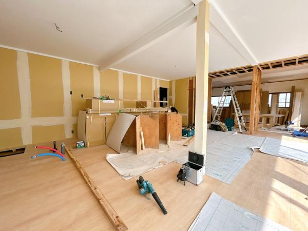 仲介手数料不要　カチタス合志市御代志　戸建て【西合志中央小・西合志中】の居間・リビング|【リフォーム中】以前のダイニングキッチンは洋室8帖に変更予定です。汚れが拭き取りやすく傷もつきにくい素材なので、お掃除もラクラクです。