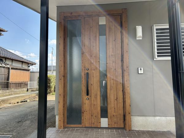 仲介手数料不要　カチタス上益城郡益城町大字辻の城【益城中央小・木山中】の玄関|玄関ドアは茶系がアクセントになっておしゃれです。玄関ホールは床をキレイにクリーニングしました。玄関ポーチは屋根つきなので、雨の日も濡れずに出入りできます。