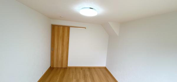 仲介手数料不要　カチタス上益城郡益城町大字辻の城【益城中央小・木山中】の洋室|室内の扉は、引き戸に変更しました。開閉も楽ちんです。床は落ち着いた色のフローリングに張り替えました。