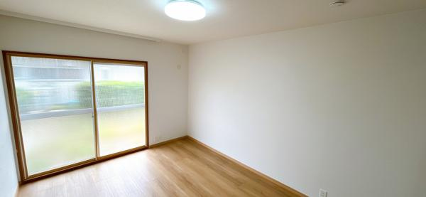 仲介手数料不要　カチタス上益城郡益城町大字辻の城【益城中央小・木山中】の洋室|１階洋室6帖です。南側の採光は良好です。日中はぽかぽかに感じることができます。