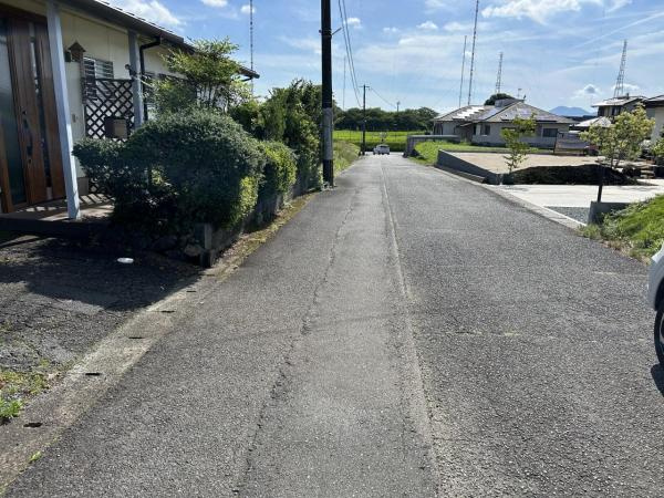 仲介手数料不要　カチタス上益城郡益城町大字辻の城【益城中央小・木山中】の前面道路含む現地写真|前面道路は車通りも少ないので、駐車するとき焦る必要はありません。