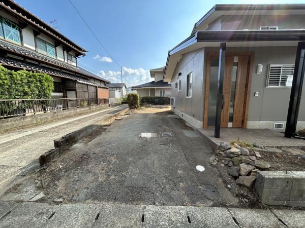 仲介手数料不要　カチタス上益城郡益城町大字辻の城【益城中央小・木山中】の外観|広々お庭付き物件です。植栽は剪定しました！お庭は、日当たりも良く、休日はご友人とBBQで楽しめそうです！