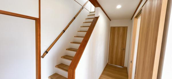 仲介手数料不要　カチタス上益城郡益城町大字辻の城【益城中央小・木山中】の内装|玄関ホール・廊下の別角度の写真です。事故の起こりやすい階段の昇降を、より安全にできるように最大限配慮しています。