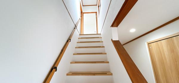 仲介手数料不要　カチタス上益城郡益城町大字辻の城【益城中央小・木山中】の内装|階段には手すりを設置しております。安全性を考え、床には滑り止めをつけました。