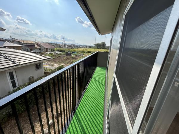 仲介手数料不要　カチタス上益城郡益城町大字辻の城【益城中央小・木山中】のバルコニー|ベランダは日当たりも眺望も良しです。床面には人工芝を新しく引き直しました。