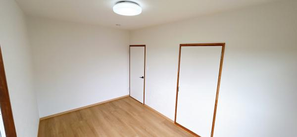 仲介手数料不要　カチタス上益城郡益城町大字辻の城【益城中央小・木山中】の洋室|2階洋室6帖別角度の写真です、照明類を交換しております