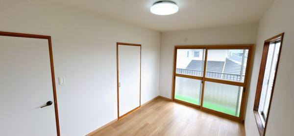 仲介手数料不要　カチタス上益城郡益城町大字辻の城【益城中央小・木山中】の洋室|2階洋室6帖別角度の写真です、ベランダに面しており明るい陽が入り気持ち良いです