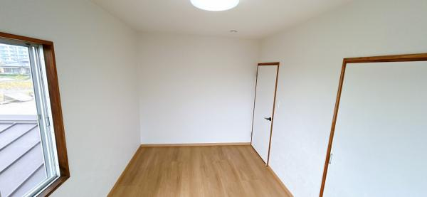 仲介手数料不要　カチタス上益城郡益城町大字辻の城【益城中央小・木山中】の洋室|2階洋室6帖別角度の写真です、各居室には火災報知機を設置しております