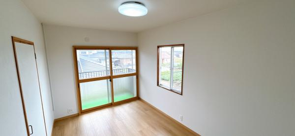 仲介手数料不要　カチタス上益城郡益城町大字辻の城【益城中央小・木山中】の洋室|2階洋室6帖別角度の写真です、ベランダに面しており明るい陽が入り気持ち良いです