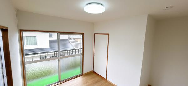 仲介手数料不要　カチタス上益城郡益城町大字辻の城【益城中央小・木山中】の和室|2階洋室5帖別角度の写真です。汚れが拭き取りやすく傷もつきにくい素材なので、お掃除もラクラクです。